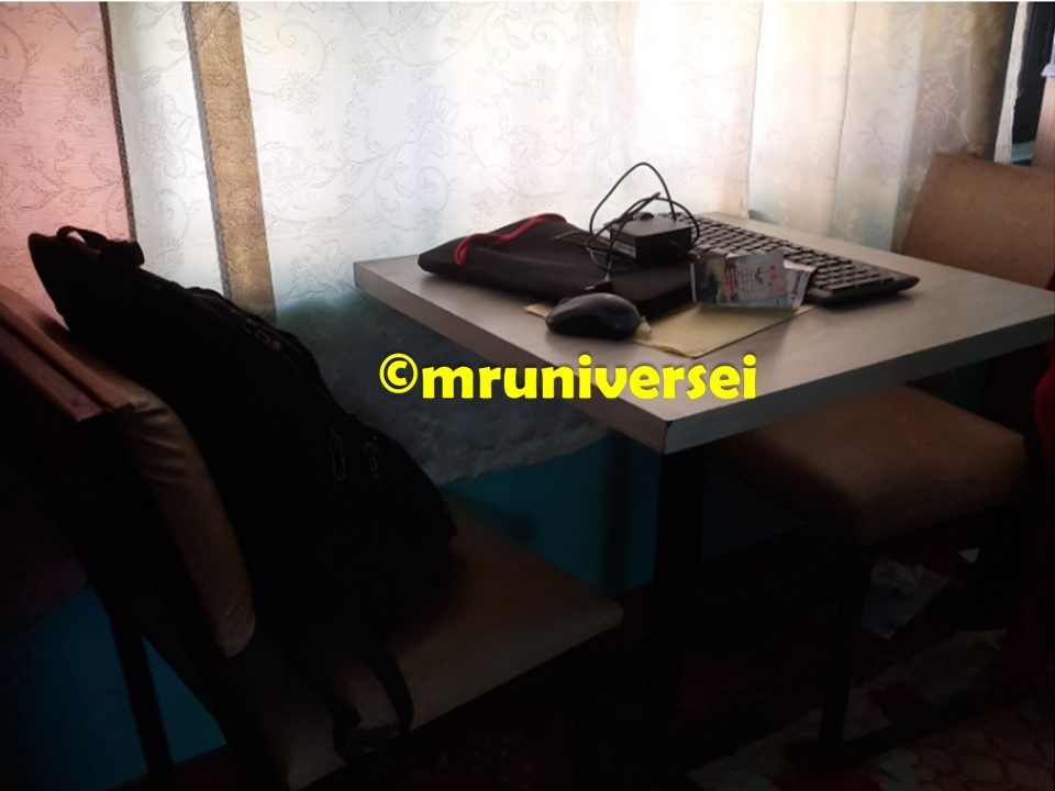 Mr. Universe Working Table and chairs